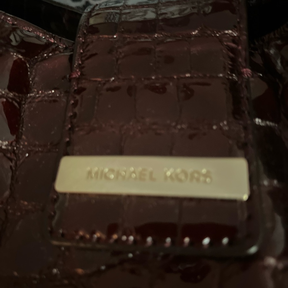 Croc-Embossed Burgundy Handbag - Picture 4 of 8